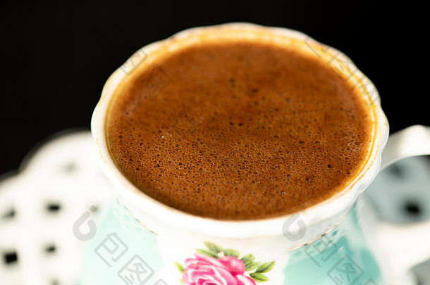 土耳其咖啡玻璃水孤立的黑色的背景