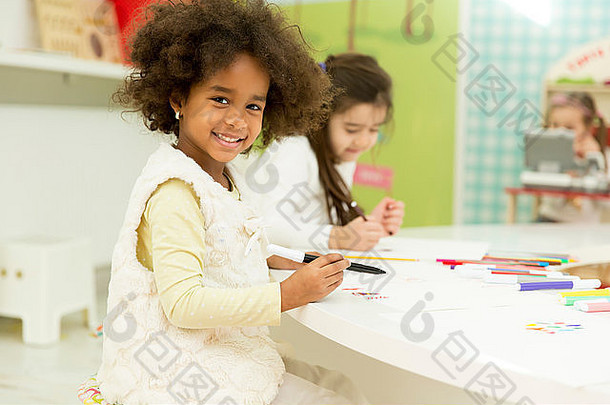 多民族的孩子们画游戏室