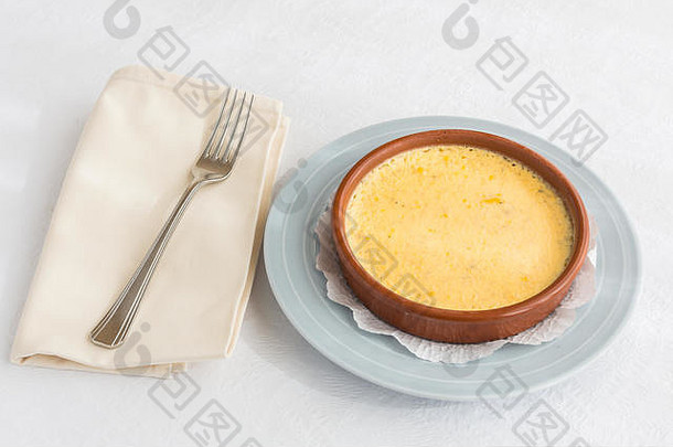 奶油brulee传统上被称为加泰罗尼亚语的奶油甜点使奶油焦糖
