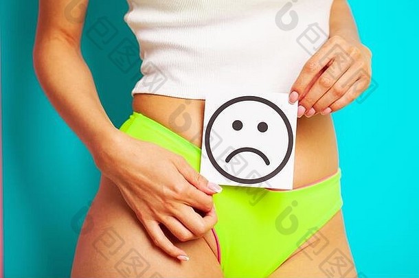 女人健康问题消化障碍期疼痛健康问题概念女适合苗条的身体内裤持有卡伤心微笑