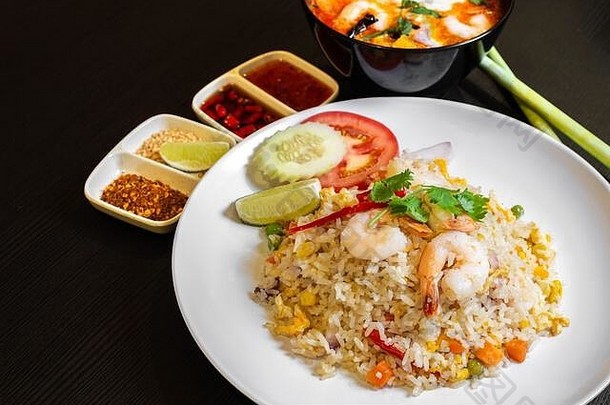 泰国海鲜炸大米服务虾碗汤姆百胜汤背景
