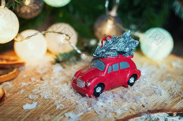 赞丹荷兰1月小红色的车前面圣诞节分支装饰照亮圣诞节球