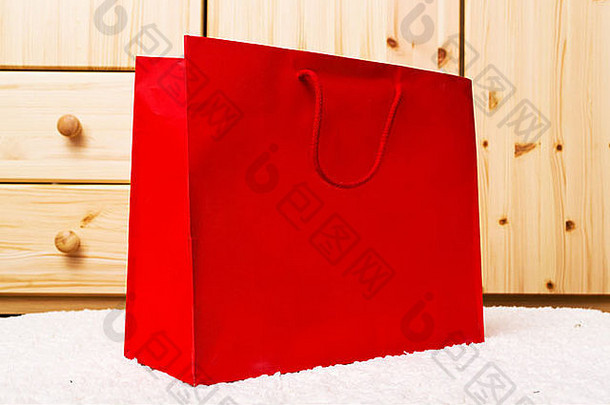 红色的购物袋前面木内阁