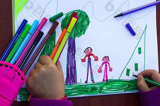 色彩斑斓的孩子们的画特写镜头