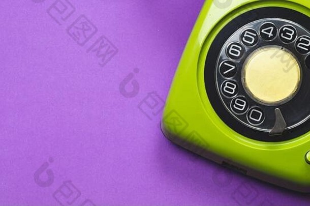 旋转电话经典绿色电话轮刻度盘孤立的紫色的背景沟通技术复制空间