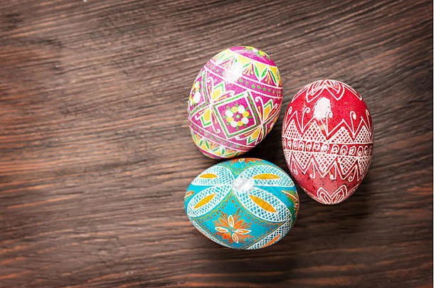 色彩斑斓的闪亮的复活节鸡蛋木表格
