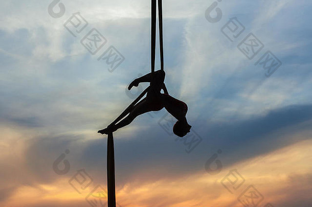 女人吊床技巧天空运动员空中杂技演员