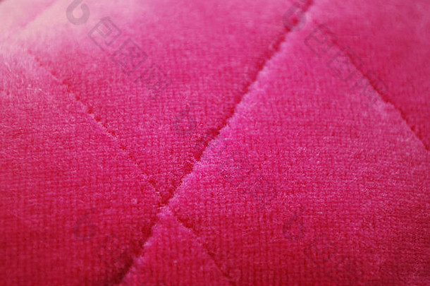 粉红色的垫天鹅绒织物纹理宏<strong>背景</strong>水平