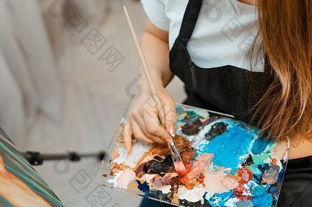 艺术工作艺术家年轻的美丽的女孩艺术家油漆图片车间艺术家过程创造力画油漆