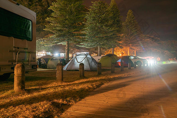 野营网站树木板路山芒格努伊灯显示帐篷