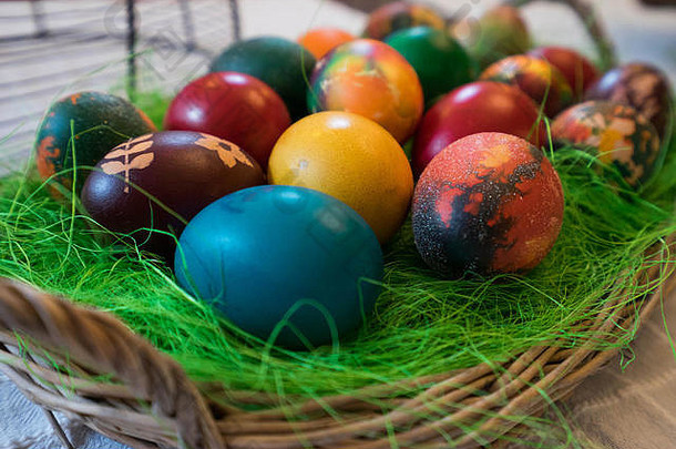 美丽的复活节鸡蛋安排托盘人工草