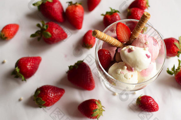 杯冰奶油草莓滚晶片冰奶油特写镜头