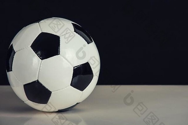 经典足球球黑色的白色模式孤立的表格复制空间真正的传统的足球球象征