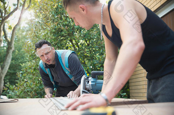 建设工人测量木车道