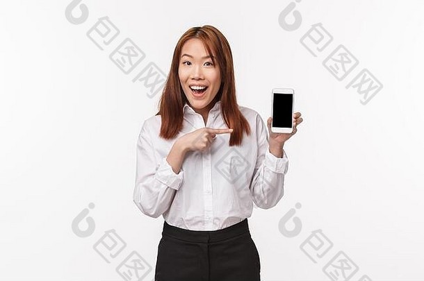 肖像快乐优雅的年轻的漂亮的亚洲女人白色衬衫介绍应用程序做广告公司网站程序指出手指