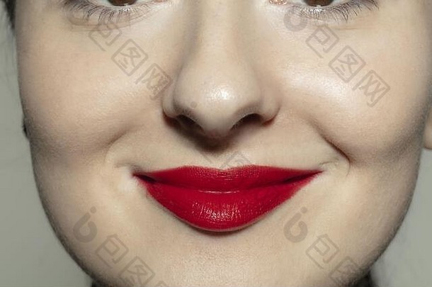 平静很高兴特写镜头拍摄女口明亮的红色的光泽嘴唇化妆脸颊皮肤美容医学牙科美护理情绪面部表达式概念