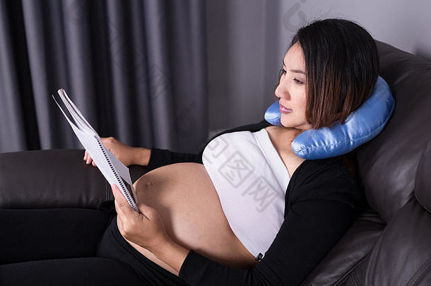 怀孕了女人说谎沙发阅读书