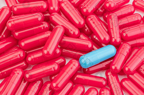 药物红色的药片胶囊差异颜色蓝色的胶囊孤立的