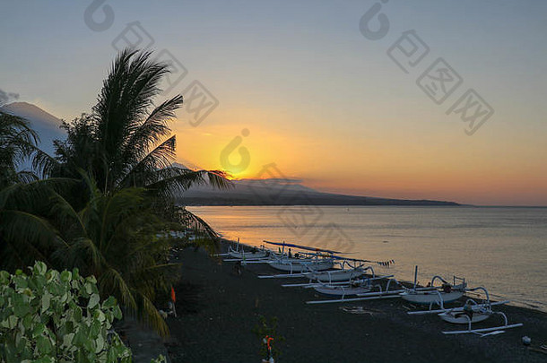 太阳集山范围活跃的火山巴厘岛岛天空染色橙色不断上升的太阳平静海水平彩色的