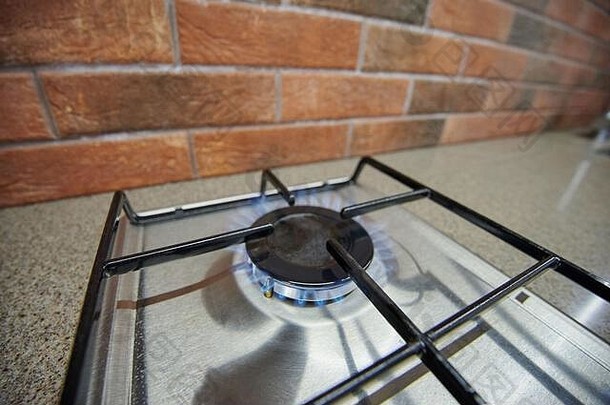 发光的燃烧气体光现代厨房炉子