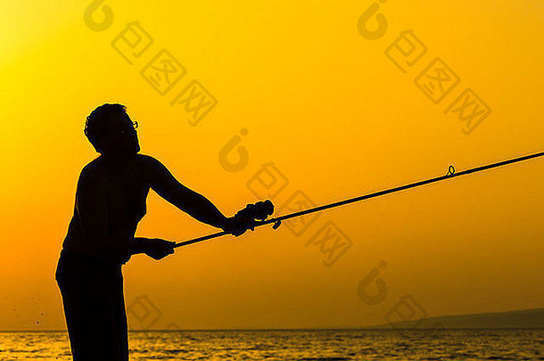 渔夫轮廓海滩色彩斑斓的日落