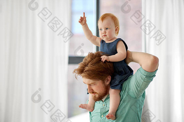 父亲携带婴儿女儿脖子