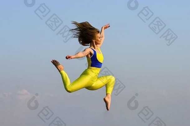 女孩跳高体育<strong>运动运动</strong>完整的能源有吸引力的年轻的<strong>运动</strong>女人工作户外健身房早....锻炼乌克兰国家体操<strong>运动</strong>员杂技体操