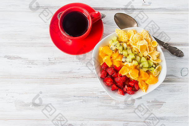 玉米片彩虹水果沙拉杯咖啡健康的早餐概念适当的营养前视图复制空间