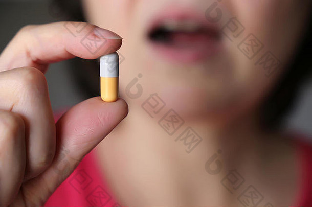 女人需要药丸女孩把胶囊口生病的女采取药物止痛药抗生素维生素
