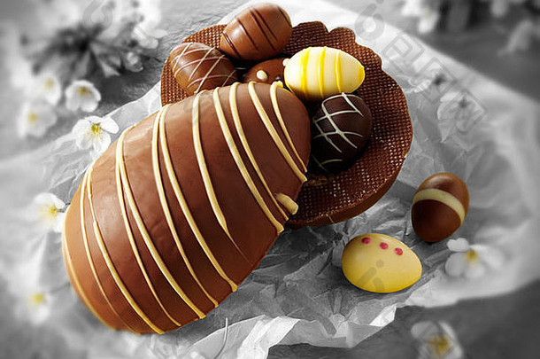 传统的手使装饰巧克力复活节鸡蛋