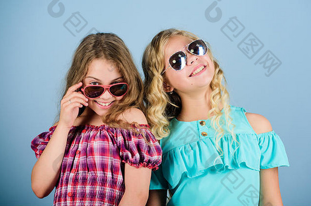 光学商店可爱的小孩子们时尚女孩女孩长卷曲的头发穿太阳镜太阳镜夏天附件夏天趋势时尚达人保护眼睛健康买适当的太阳镜