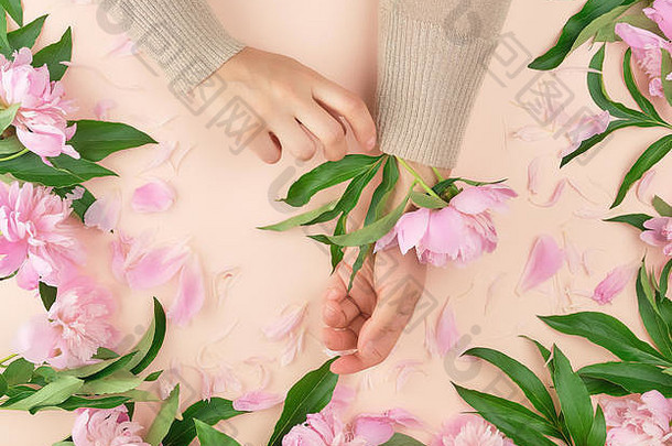 手年轻的女孩光滑的皮肤花束粉红色的牡丹桃子背景前视图时尚概念手皮肤护理蚂蚁