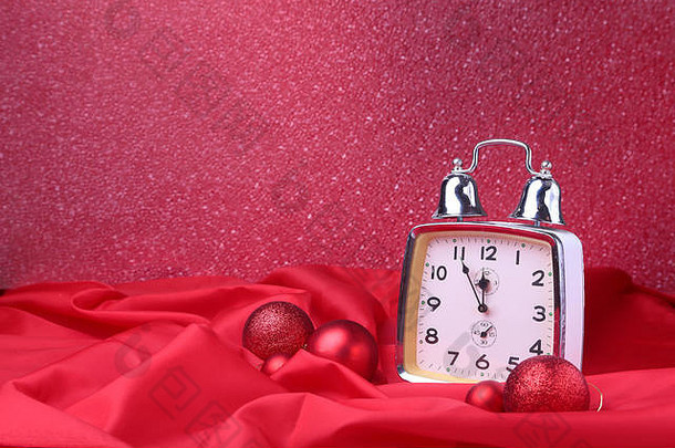 圣诞节时钟一年的装饰圣诞节球树庆祝活动概念一年