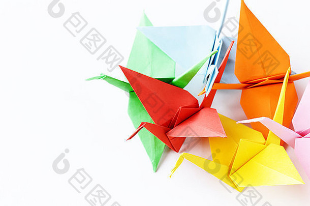 色彩斑斓的纸折纸鸟白色背景