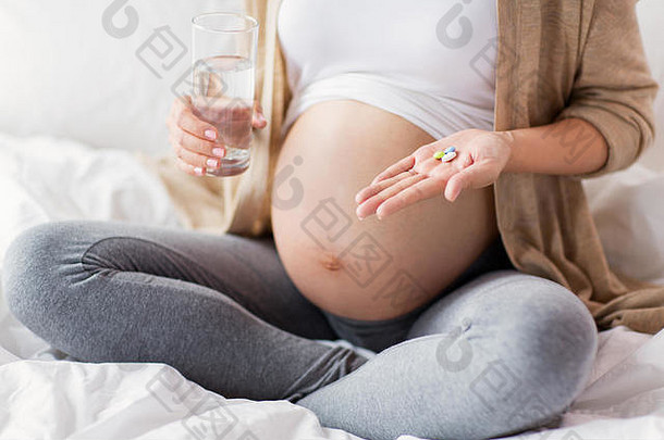 关闭怀孕了女人药片床上