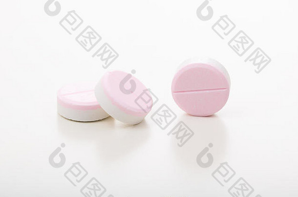 粉红色的药片孤立的白色背景
