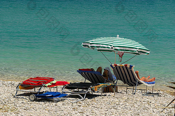 伞和躺椅太阳伞海滩椅子
