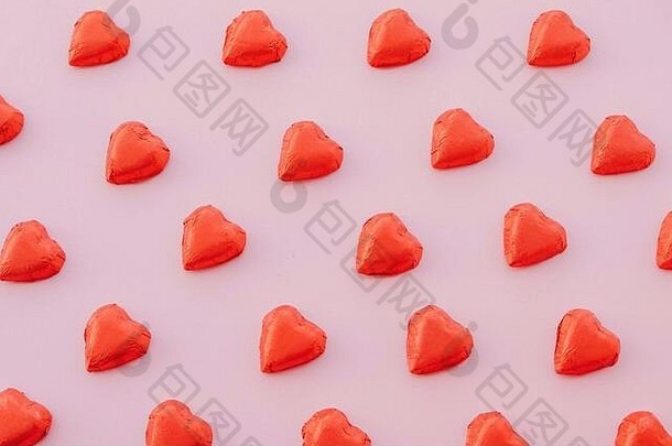 模式使红色的心形的甜蜜的巧克力柔和的粉红色的背景