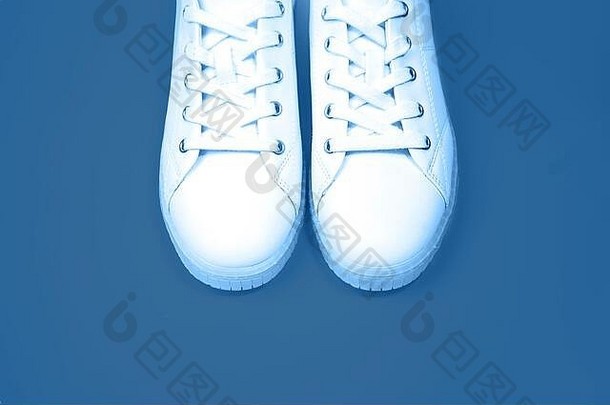 白色运动鞋说谎蓝色的颜色背景蓝色的登记前视图平躺复制空间