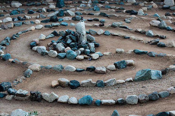 传统的自然石头<strong>走迷宫</strong>棍棒沉思敬拜创建岩石阴影蓝色的绿松石平静和平