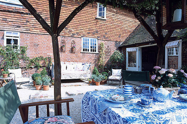 蓝色的白色陶器棉花布表格阴影阳台院子里传统的国家房子夏天