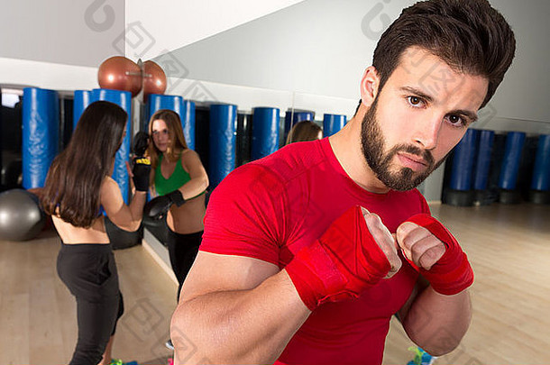 拳击aerobox男人。肖像健身健身房培训锻炼