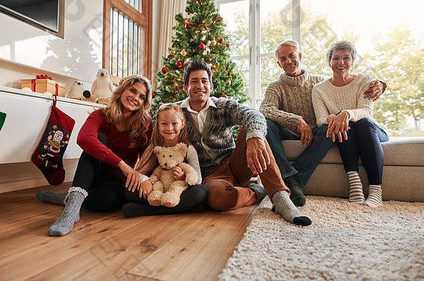 肖像快乐家庭坐着首页生活房间一代又一代家庭假期收集<strong>圣诞</strong>节树