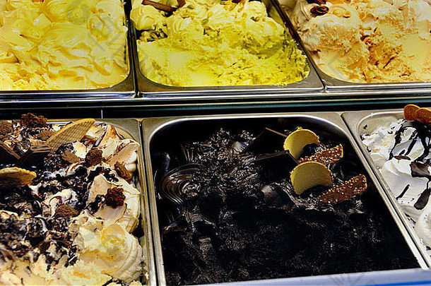 巴黎法国食物细节软冻冰奶油显示情况下巧克力口味