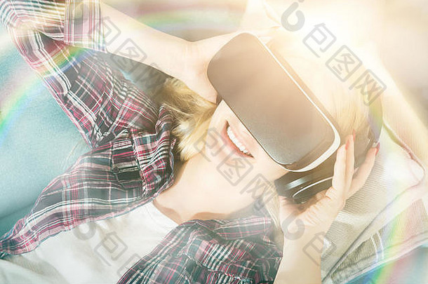 有吸引力的女人穿虚拟现实<strong>眼镜</strong>说谎沙发上虚拟现实耳机生活方式虚拟现实概念