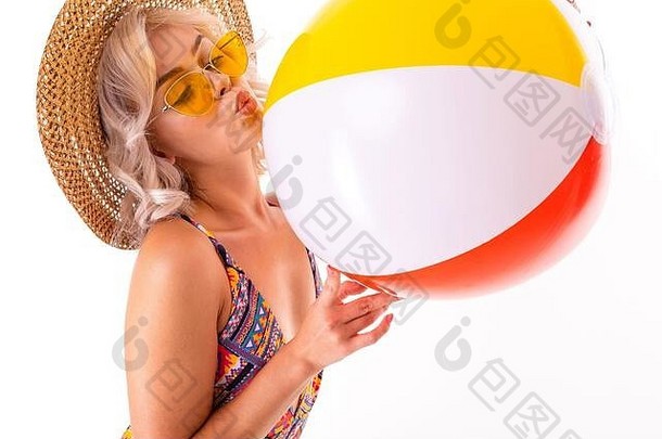 美丽的女人站泳衣橡胶球微笑孤立的白色背景