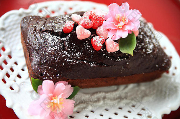 巧克力<strong>蛋糕</strong>粉糖心形的糖果新鲜的花
