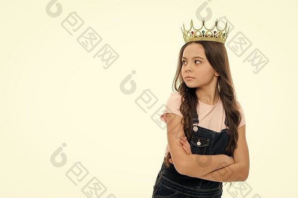 平等的骄傲概念孩子穿金皇冠象征公主女孩做梦公主女孩穿皇冠白色背景被宠坏的孩子以自我为中心公主