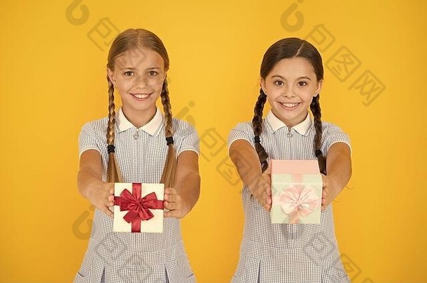 快乐生日学校购物出售学校时尚礼物盒子拳击一天国际儿童一天假期概念复古的女孩给现在盒子快乐孩子们古董购物狂