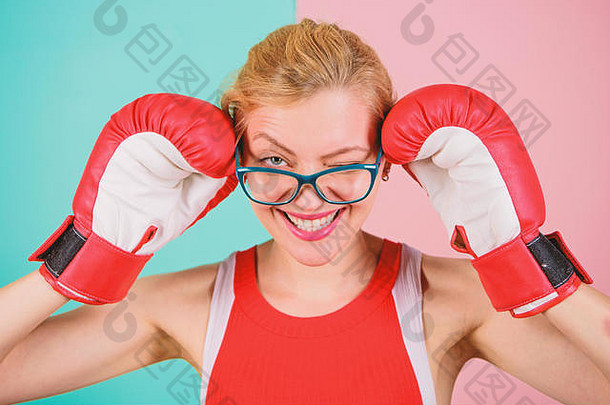 女人拳击手套调整眼镜赢得强度智力强大的智力胜利承诺捍卫自信权力强大的精神上身体上的聪明的强大的